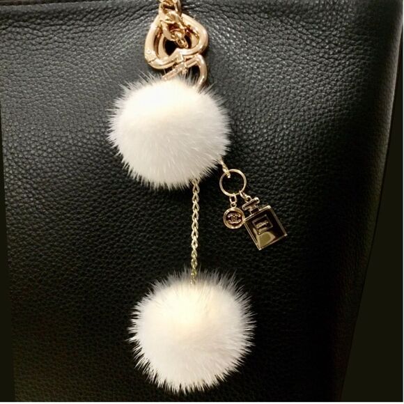 CHANEL KEYCHAIN KEY CHARM FOX FUR PUFFY BEAUTY CHARM GOLD TONE - Picture 4 of 5